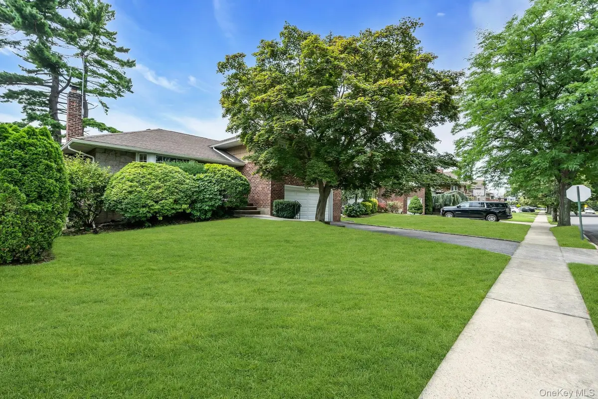 31 Bellwood Drive, New Hyde Park, NY 11040 - #1
