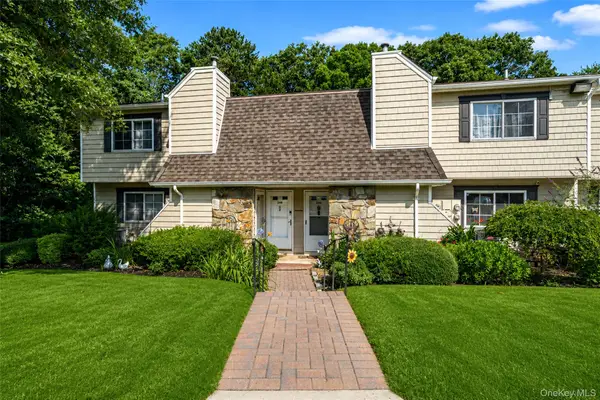 244 Lake Pointe Circle #244, Middle Island, NY 11953