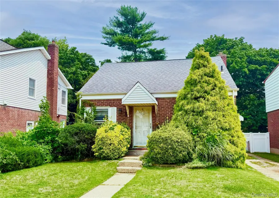 534 Sperry Boulevard, New Hyde Park, NY 11040 - #2