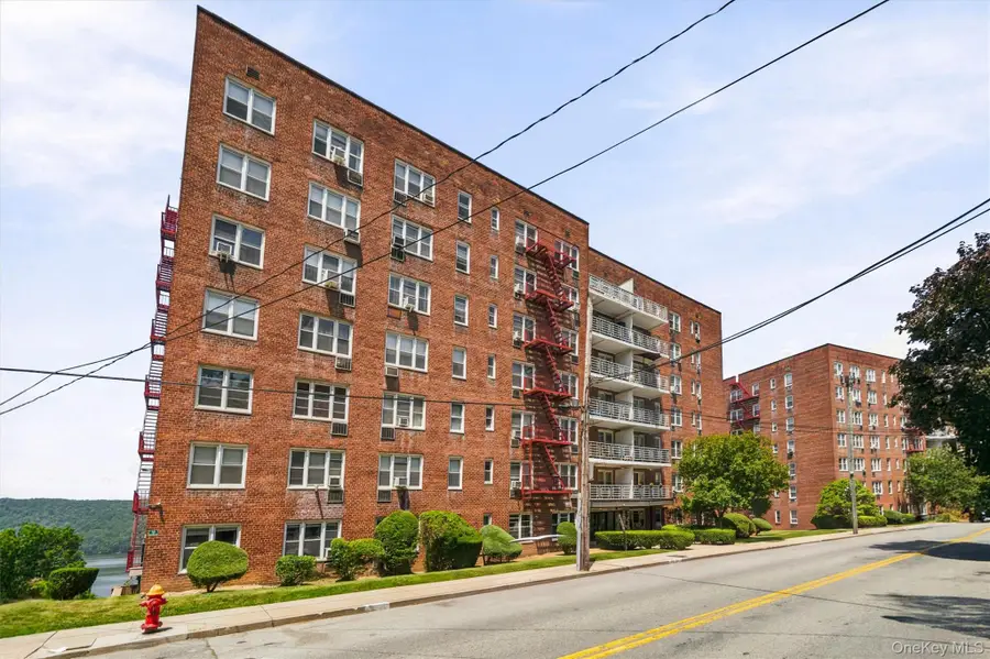 679 Warburton Avenue #2R, Yonkers, NY 10471 - #2