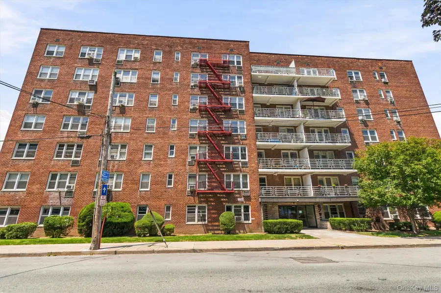 679 Warburton Avenue #2R, Yonkers, NY 10471 - #3