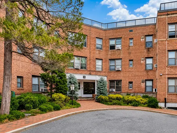 3 Town House Place #3c, Great Neck, NY 11021