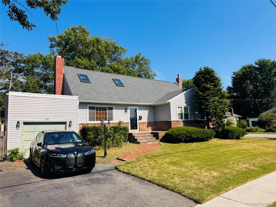 561 Center Dyre Avenue, West Islip, NY 11795 - #2