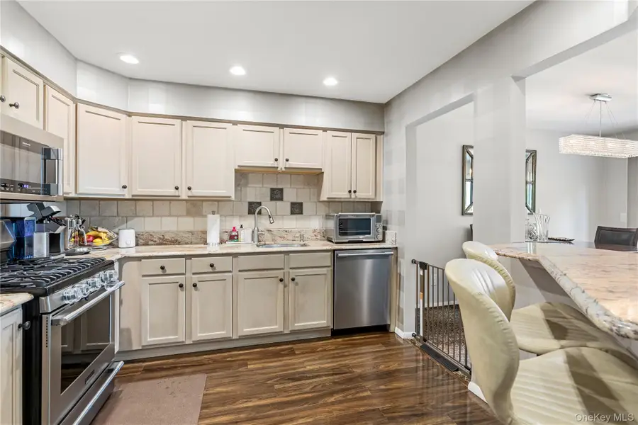 9 Pleasant Lane, Bay Shore, NY 11706 - #3