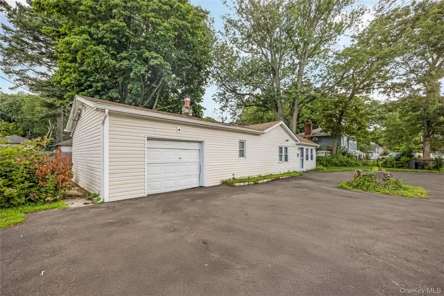 20 Buchanan Avenue, Wheatley Heights, NY 11798 - #2