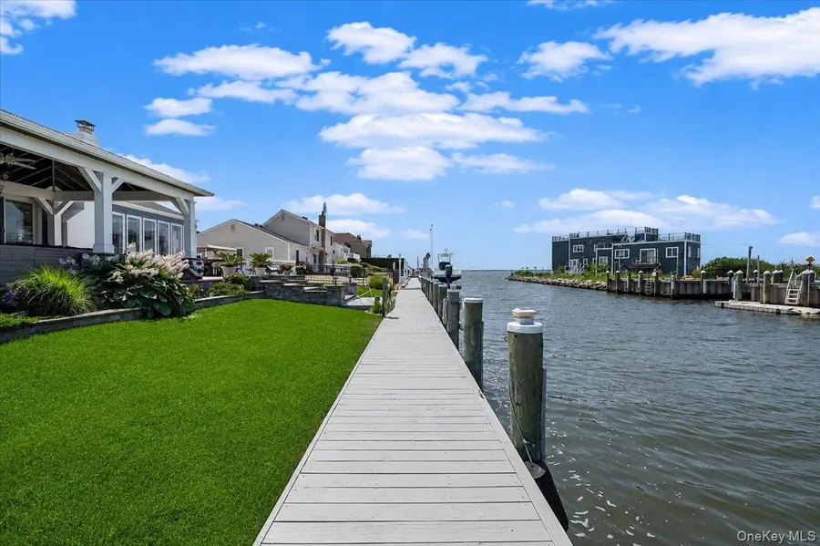 31 Shore Drive W, Copiague, NY 11726 - #3