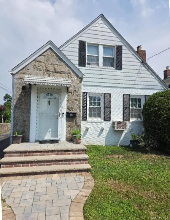 11 Prince Street, New Hyde Park, NY 11040