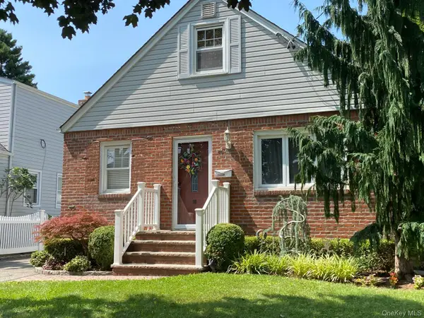 98 Albertson Place, Mineola, NY 11501