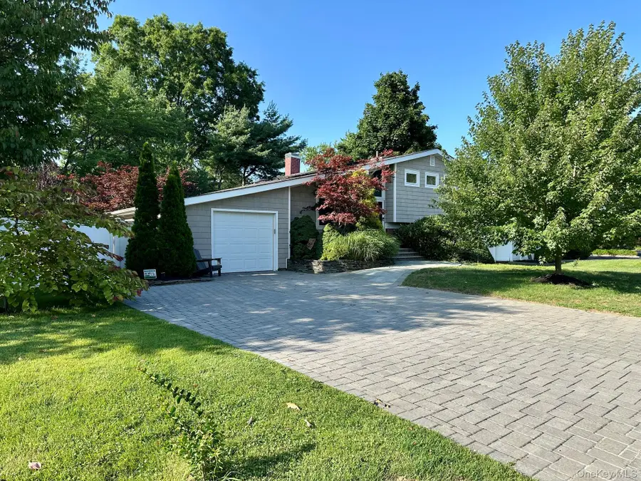 11 Sandalwood Drive, Smithtown, NY 11787 - #3