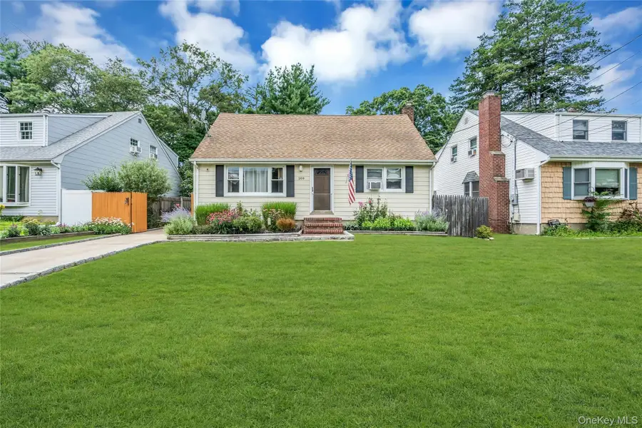 209 Iceland Drive, Huntington Station, NY 11746 - #2