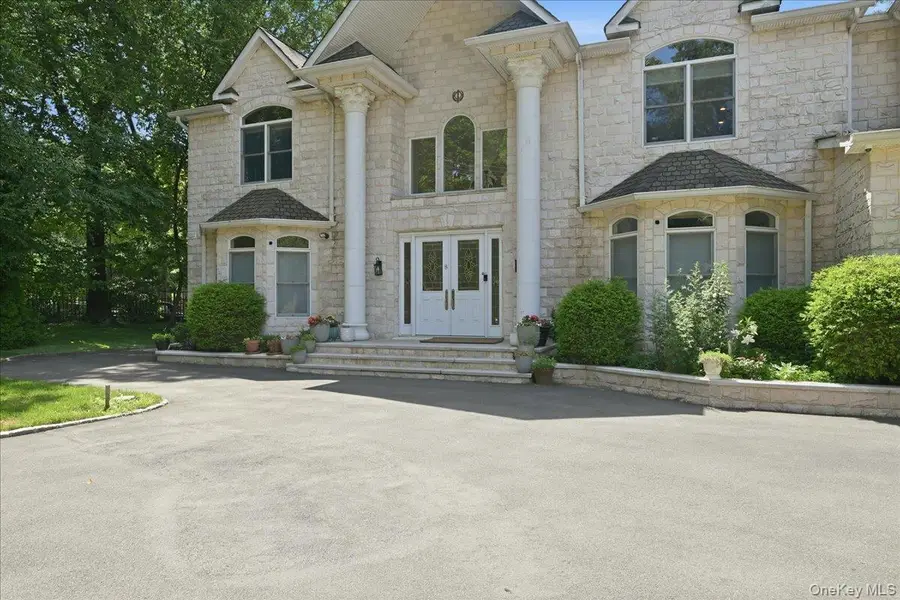 8 Headley Way, Woodbury, NY 11797 - #3