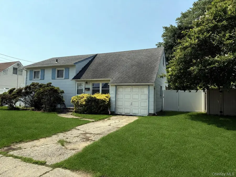 1020 N Niagara Avenue, Lindenhurst, NY 11757 - #2