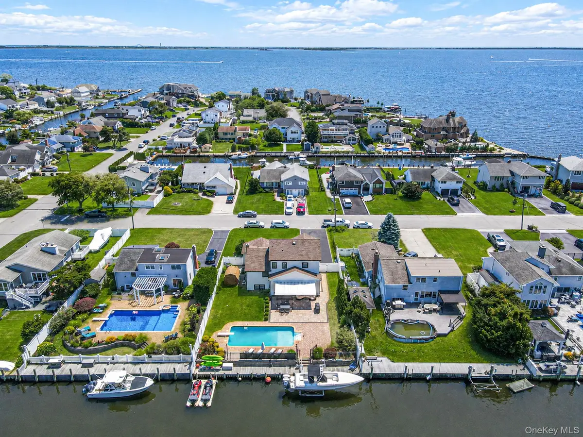 511 Devon Place, West Islip, NY 11795 - #1