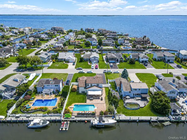 511 Devon Place, West Islip, NY 11795