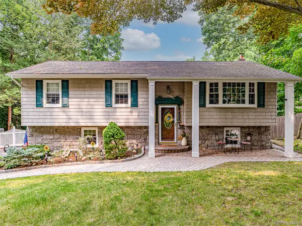 41 Oak Street, Smithtown, NY 11787