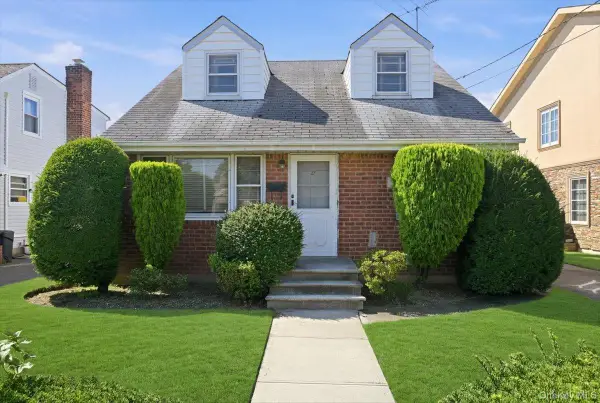 27 Plymouth Avenue, Mineola, NY 11501