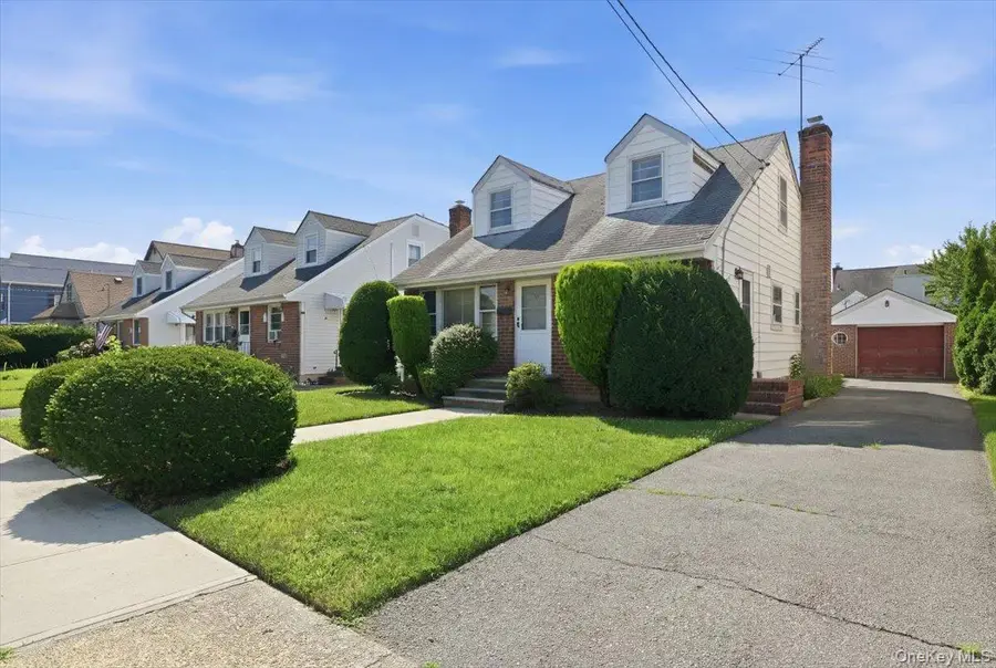 27 Plymouth Avenue, Mineola, NY 11501 - #2