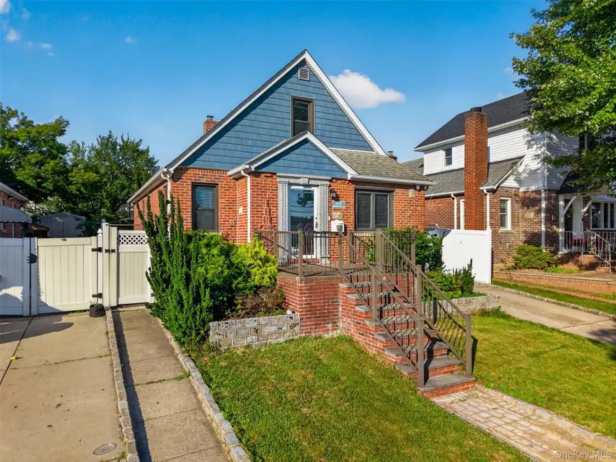 17019 Pidgeon Meadow Road, Fresh Meadows, NY 11365 - #2