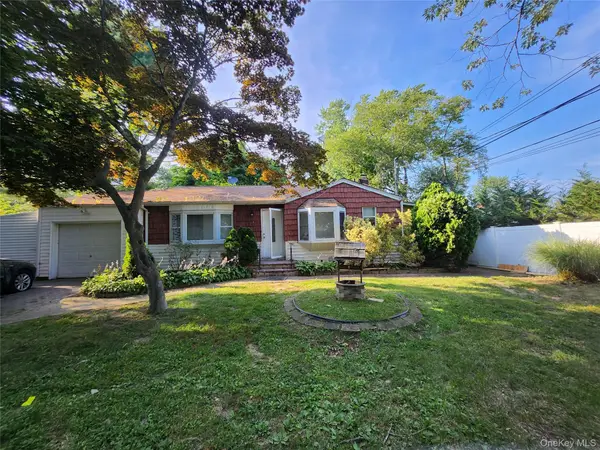 3 Hickory Place, Bay Shore, NY 11706