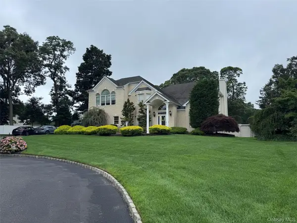 2 Hamilton Place, Lake Grove, NY 11755