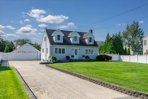 34 Farmers Avenue, Lindenhurst, NY 11757