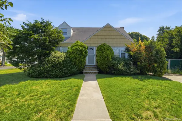 695 Eileen Court, Franklin Square, NY 11010