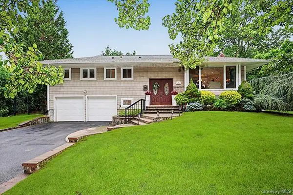 7 Beatrice Lane, Old Bethpage, NY 11804
