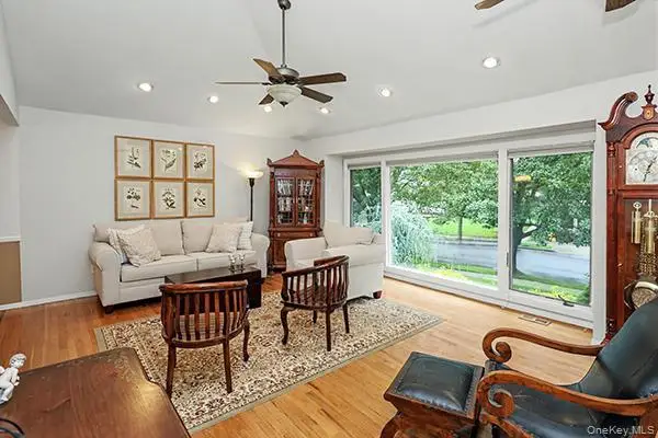 7 Beatrice Lane, Old Bethpage, NY 11804 - #3