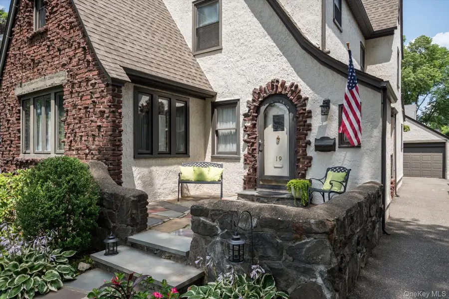 19 Cypress Street, Floral Park, NY 11001 - #3