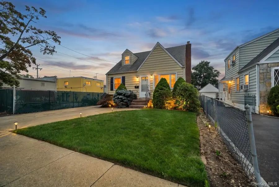6 Lippold Street, Merrick, NY 11566 - #3