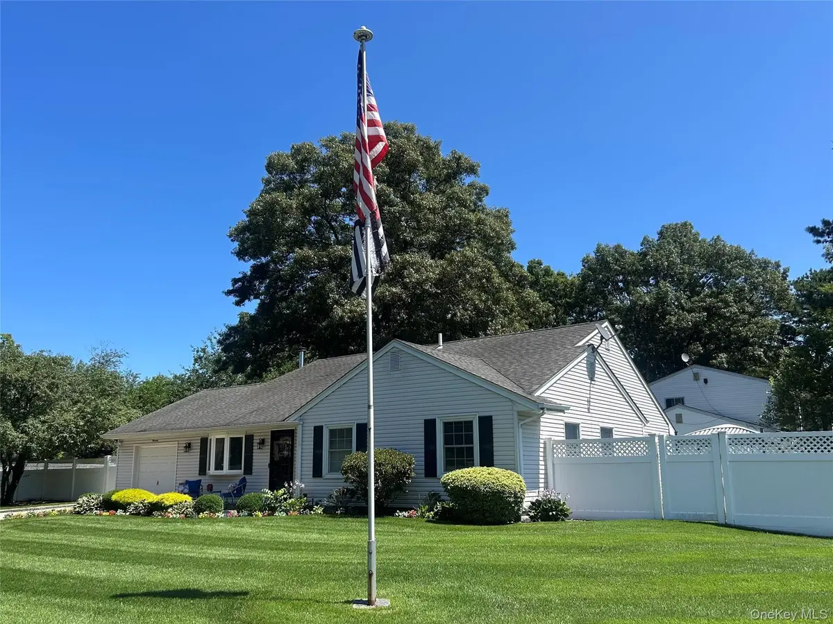 19 Sandpiper Lane, Coram, NY 11727 - #1
