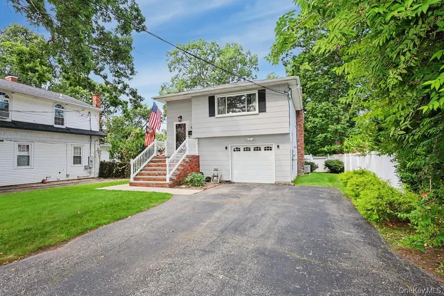 555 N Windsor Avenue, Brightwaters, NY 11718 - #3