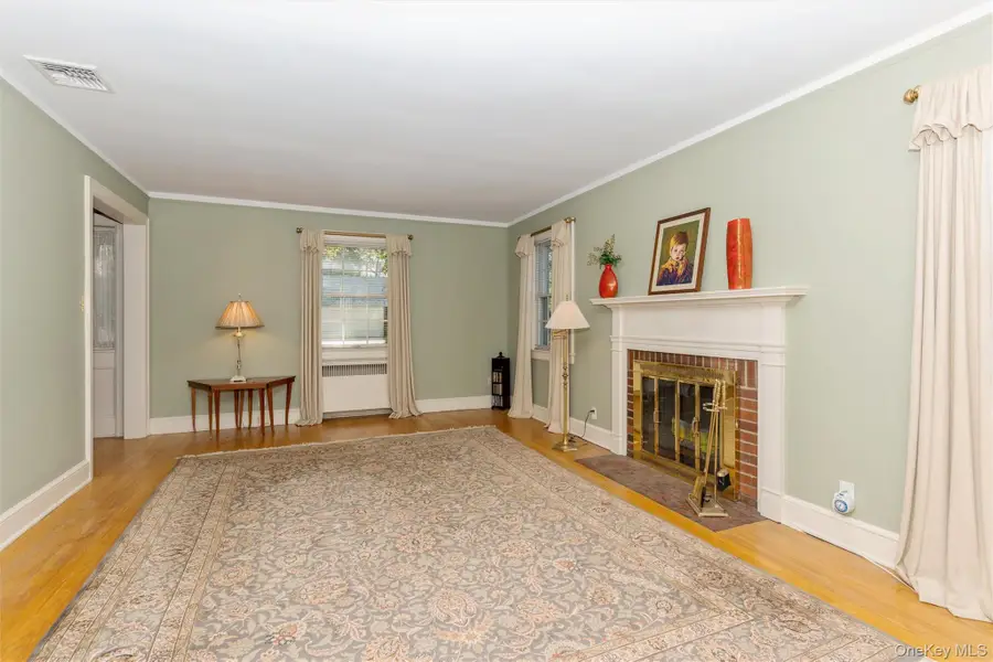 8 Orchid Street, Floral Park, NY 11001 - #3