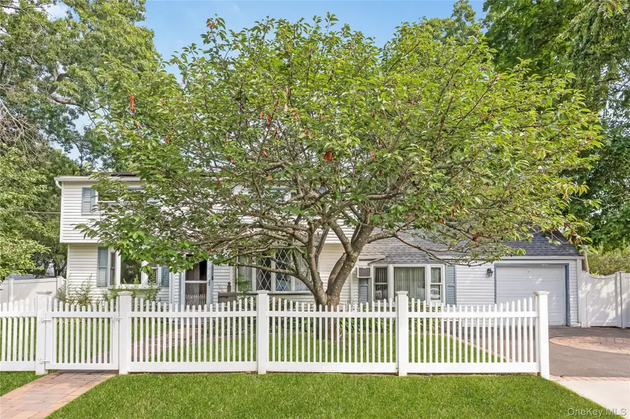 525 Beech Street, North Babylon, NY 11703 - #2