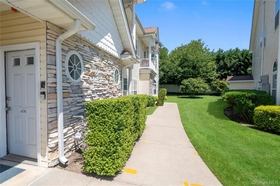 406 Narragansett Villas Drive, Lindenhurst, NY 11757 - #3