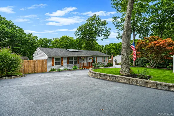 61 W End Avenue, Shirley, NY 11967