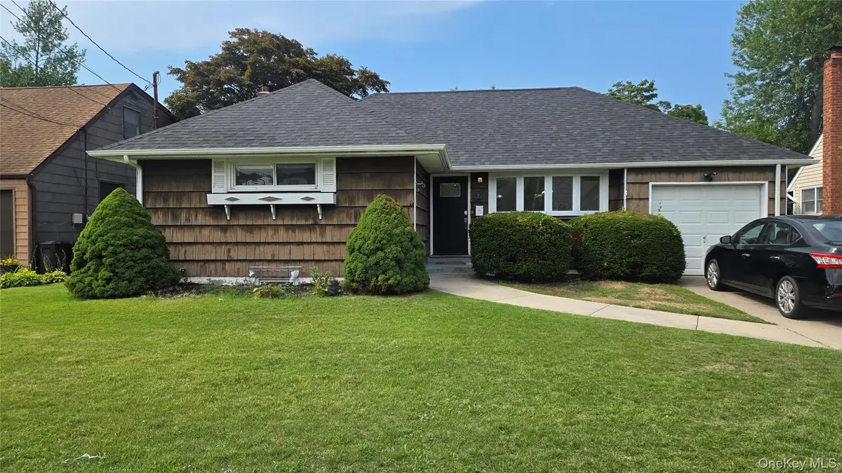 9 Leeds Lane, North Babylon, NY 11703 - #1