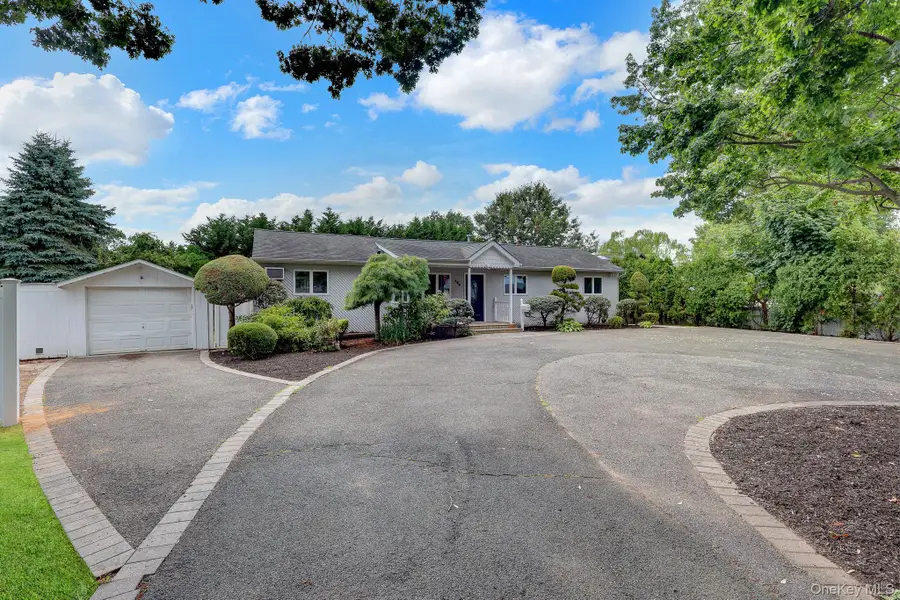 466 W 4th Street, West Islip, NY 11795 - #2