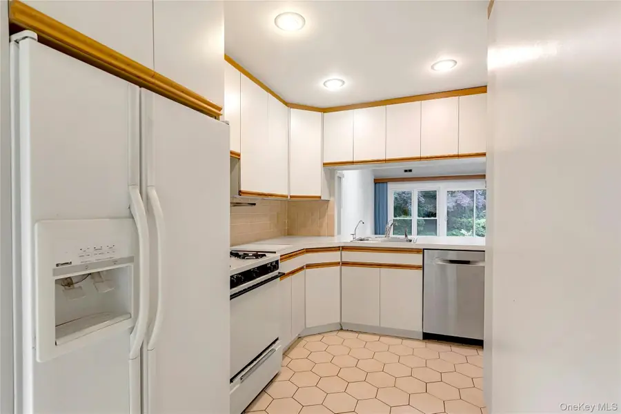 11 Rose Court, East Islip, NY 11730 - #3