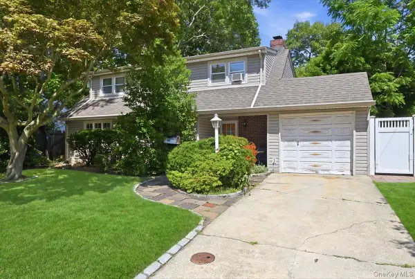 66 N Emerson Avenue, Copiague, NY 11726