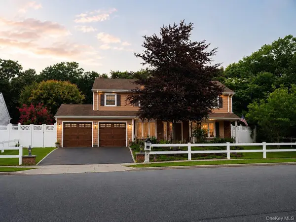 8 Singingwood Drive, Holbrook, NY 11741