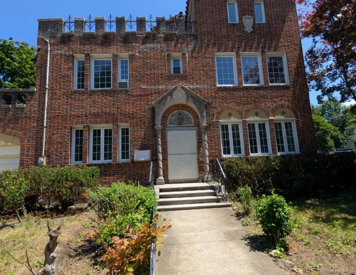 17 Hillside Avenue, Great Neck, NY 11021 - #1
