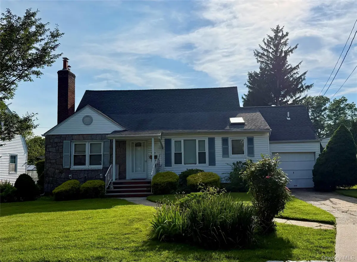 129 Greenway W, New Hyde Park, NY 11040 - #1