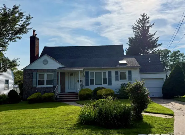 129 Greenway W, New Hyde Park, NY 11040