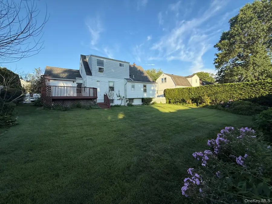 129 Greenway W, New Hyde Park, NY 11040 - #3