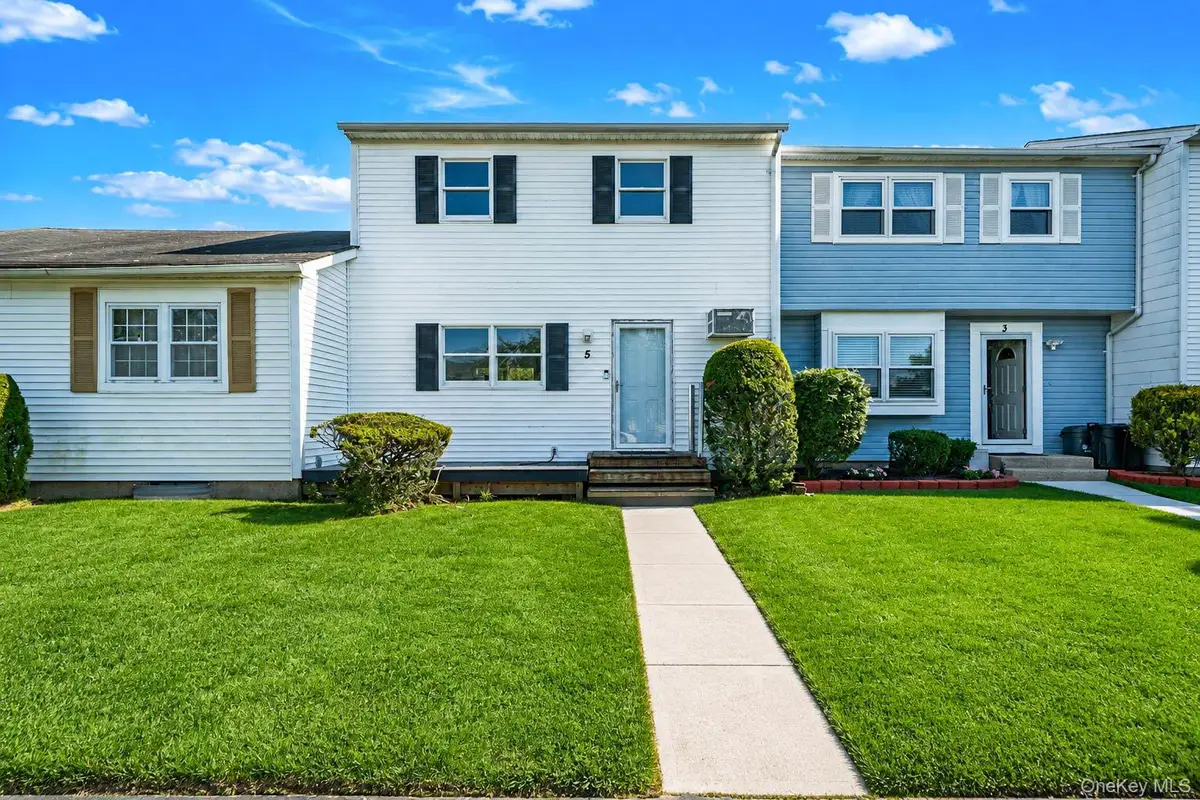 5 Hampton Court, Coram, NY 11727 - #1