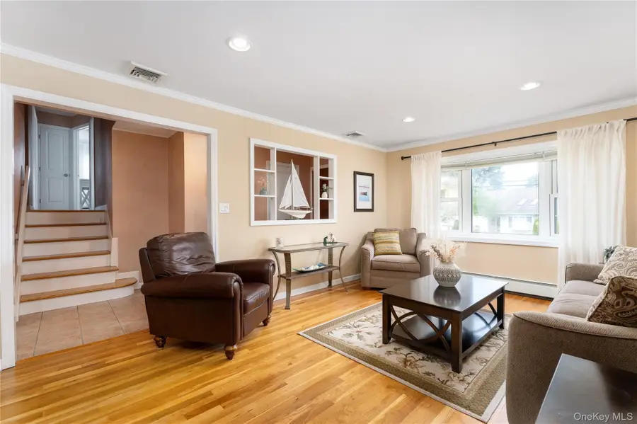 13 Longford Street, Huntington, NY 11743 - #3