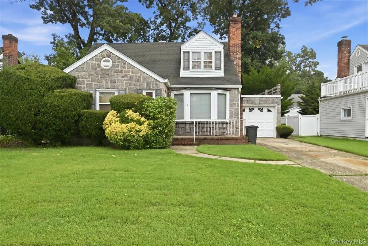 8 Redwood Road, New Hyde Park, NY 11040 - #1