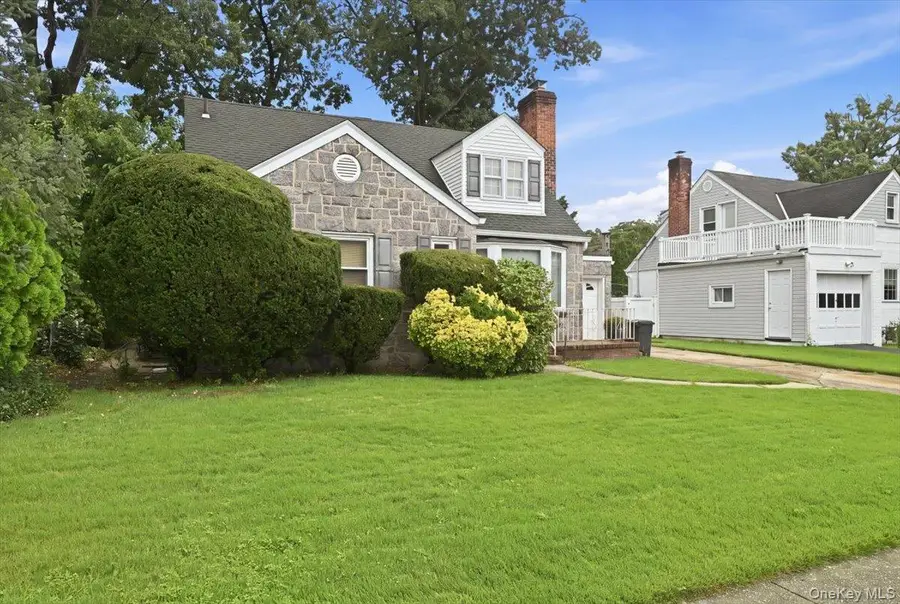 8 Redwood Road, New Hyde Park, NY 11040 - #2