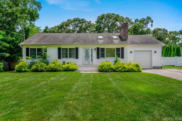 31 Carter Road, Hampton Bays, NY 11946